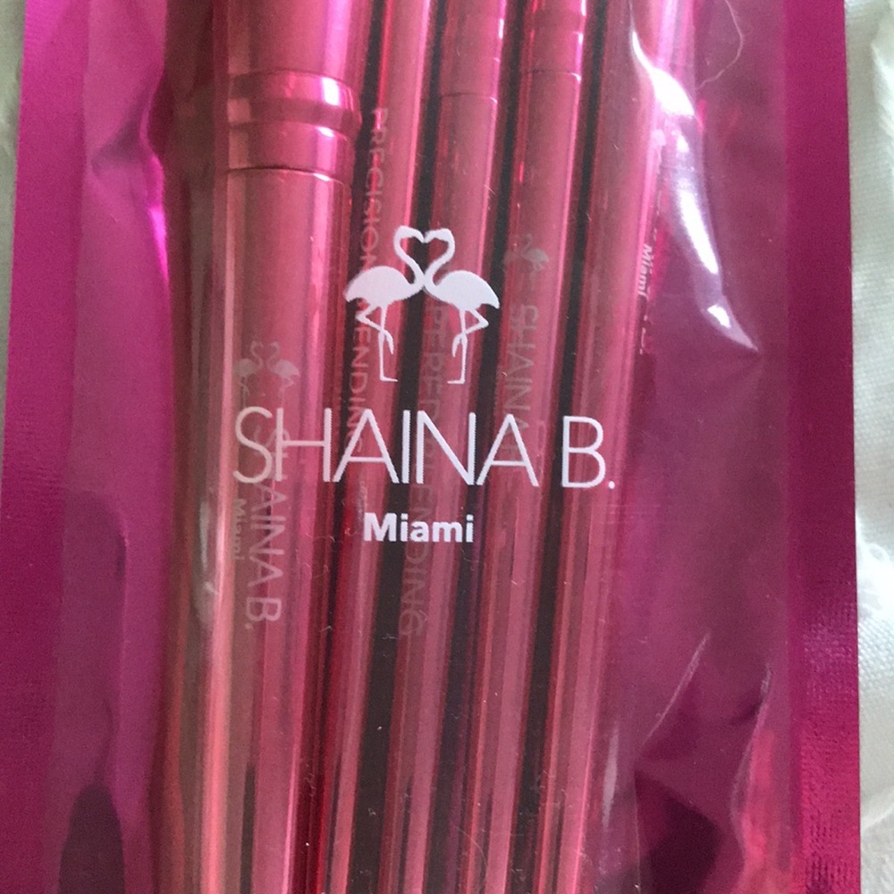 SHANA B. Make up Brushes 😎🌷🌺 - Picture 6 of 7